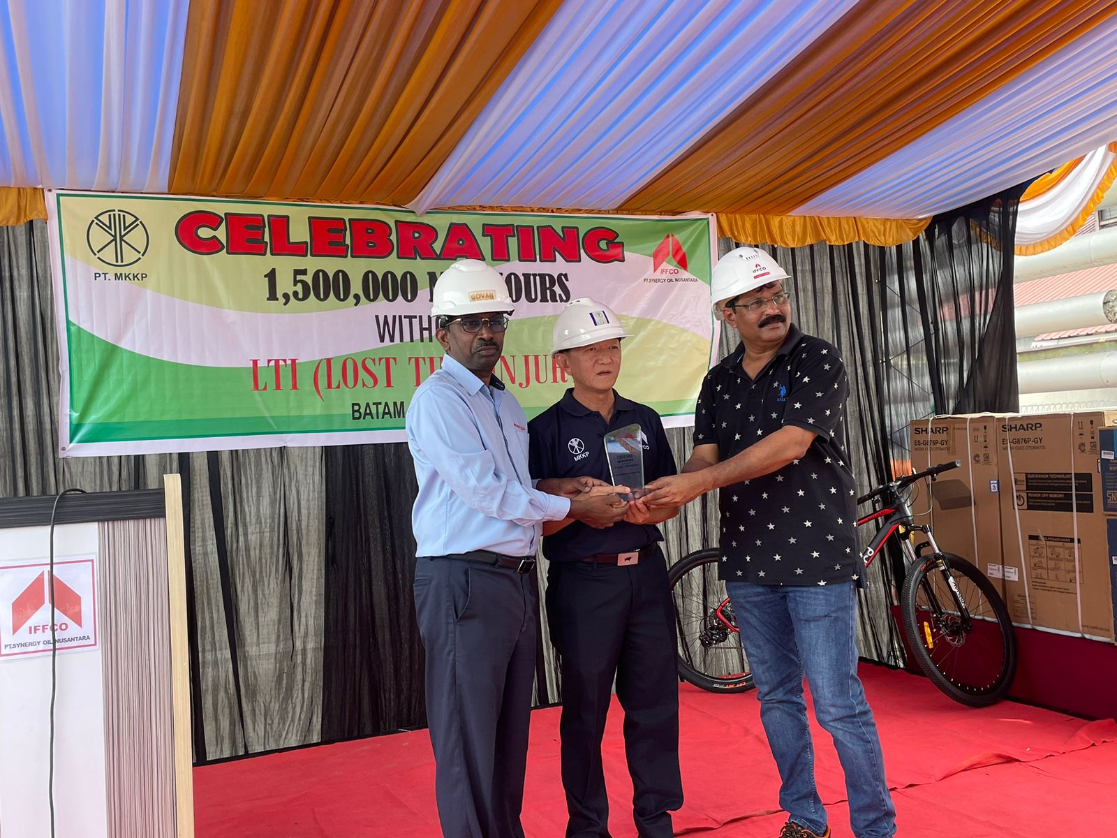 Presentation of plaque of safety awards 1.5 million manhours without Lost Time Injury from PT. Synergy Oil Nusantara to PT. Mitra Kharisma Konstruksi Prima